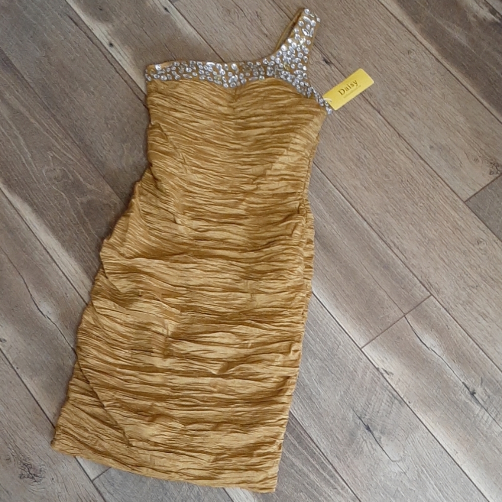 BNWT Daisy body hugging gold dress Prom S